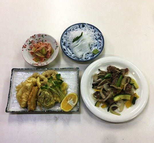 ☆日替わり夕食の献立:豚肉とキノコの炒め物☆(ビジネスホテル レストコーポ西浜)